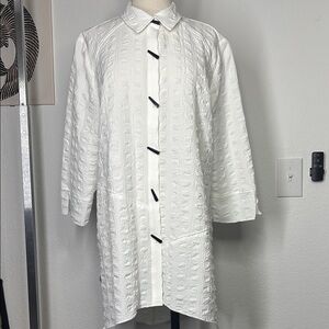 Chico's Travelers White long 3/4 sleeve shirt with toggle black buttons large